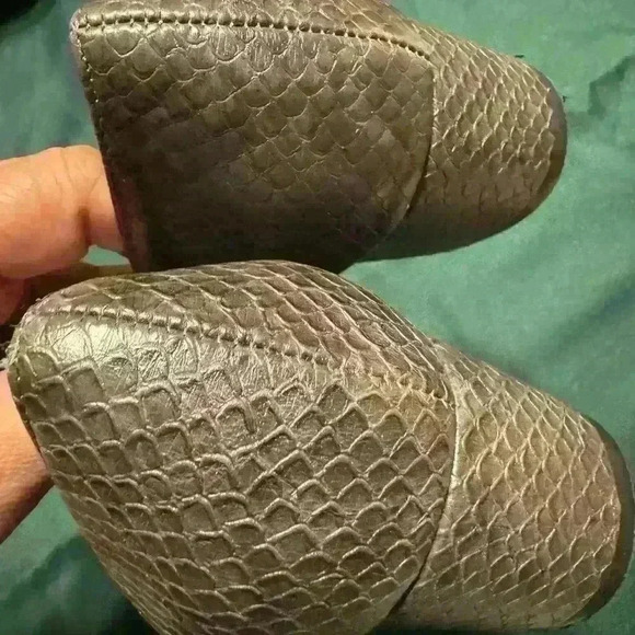 Preowned Aerosoles with a big buckle on top. Womens size 9.5. - Picture 14 of 15